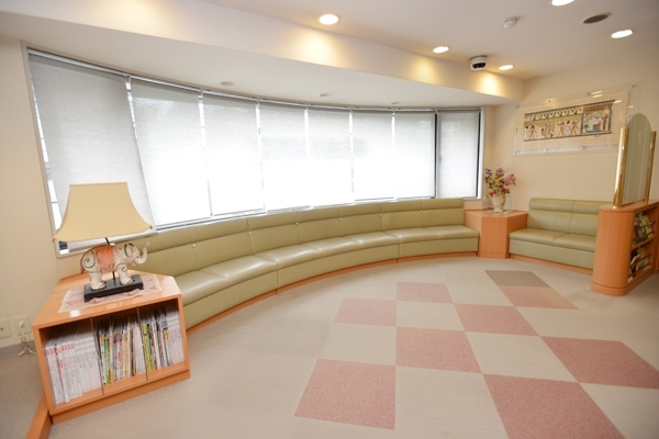 ゆったりと落ち着いた雰囲気の待合室 26718 ma 1 1416447994