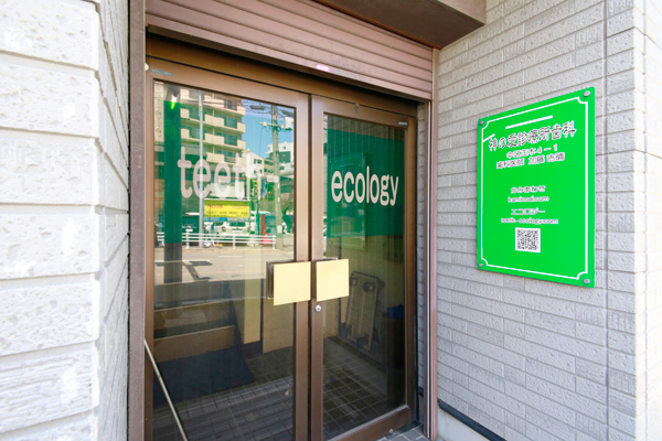 金山駅から徒歩5分。川沿いにある4階建てビルに入り口がある 1