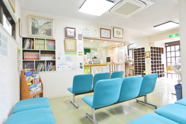 ゆったり広々とした受付待合室はいつも明るい 13304 ma 1 1372324923