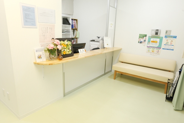 院長をはじめ若いスタッフが揃う。在宅診療・外来ともにチームワークが整っている 170834 ma 2 1414119256