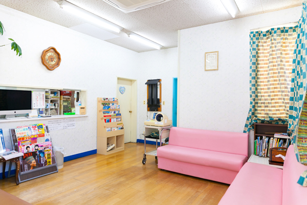 院内は植木が配されているなど、広々と明るい雰囲気。 2