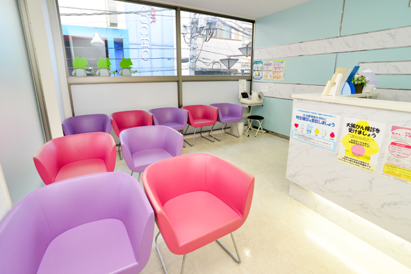日差しが優しくリラックスできる待合室 2