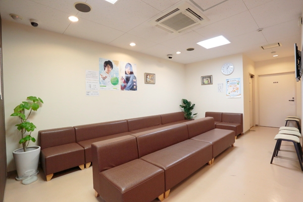 待合室は広く設けられており居心地の良いスペースになっている 170477 ma 2 1449736505