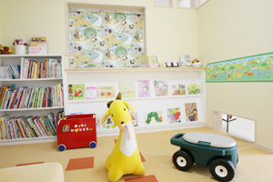 子どもがハイハイして診察室に入れるよう、壁には小窓も開いている 12287 ma 2 1283220421