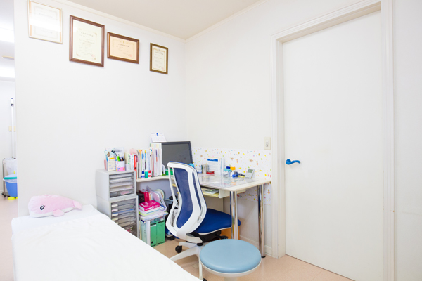 診察室は白を基調としている。一人ひとり丁寧に向き合ってくれる 3