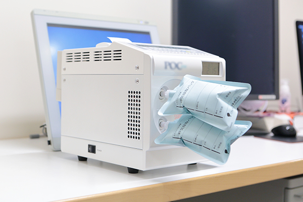 尿素呼気試験器を設備。ピロリ菌がいるかどうかを調べられる