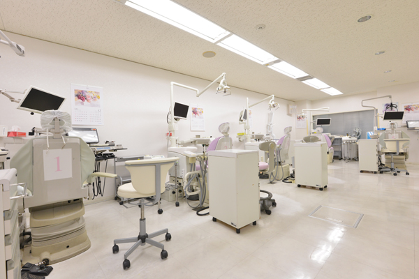 診察室。複数の医師で対応してくれるのがうれしい 3