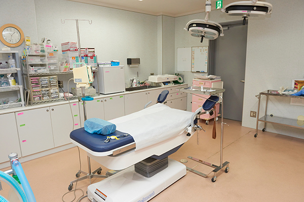 分娩室ではドクターをはじめ助産師もしっかりサポートしてくれる 3