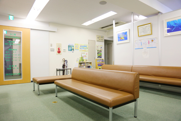 待合室。院内には音楽が流れ落ち着いた雰囲気 3
