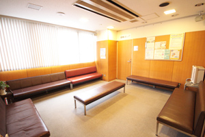 広々とした待合室には石井院長の絵も飾られている 16617 ma 3 1303799430