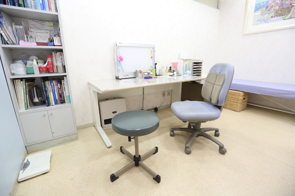 診察室。患者一人ひとりと向き合い、見逃しのない診療に力を注いでいる 34037 ma 4 1414546927