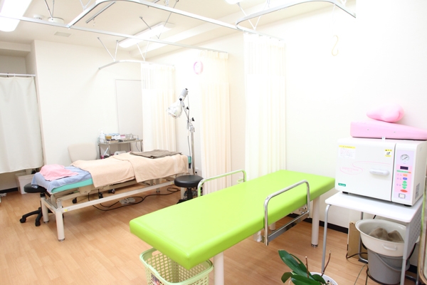 休憩室や施術室などもパステルカラーのやさしい色使い 36622 ma 4 1375866965