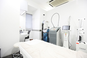 最新美容機器が並ぶ処置室 19079 ma 4 1343193850