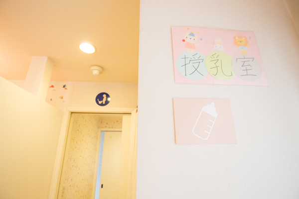 授乳室。乳幼児連れの母親たちも安心して来院できる 5