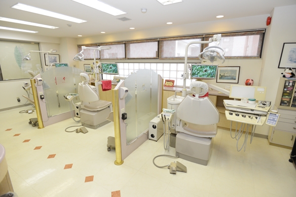 明るく開放的な診察室には清潔なユニットが並ぶ 26718 ma 5 1414639790