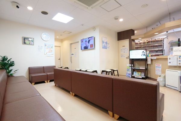 受付では明るいスタッフが出迎えてくれる 170477 ma 5 1449736505